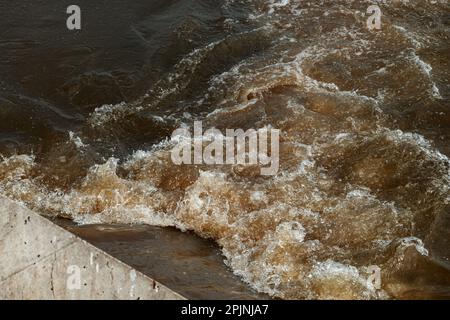 Sortie des tuyaux d'égout dans la rivière, pollution de l'eau et dommages environnementaux concept, attention sélective Banque D'Images