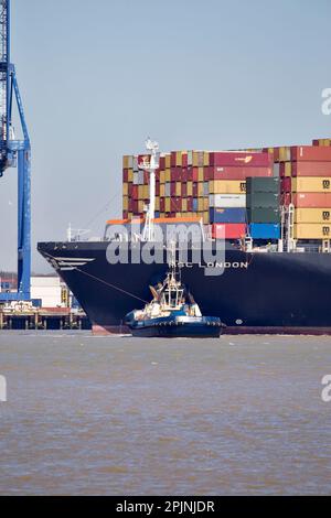 Remorqueur Svitzer Deben aidant un navire à conteneurs au port de Felixstowe. Banque D'Images