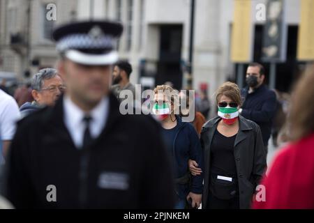 Les participants se réunissent en faveur de la liberté pour les femmes en Iran à la suite du décès de Mahsa Amini à Trafalgar Square, dans le centre de Londres. Banque D'Images