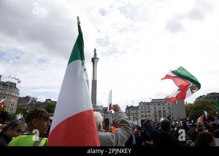 Les participants se réunissent en faveur de la liberté pour les femmes en Iran à la suite du décès de Mahsa Amini à Trafalgar Square, dans le centre de Londres. Banque D'Images