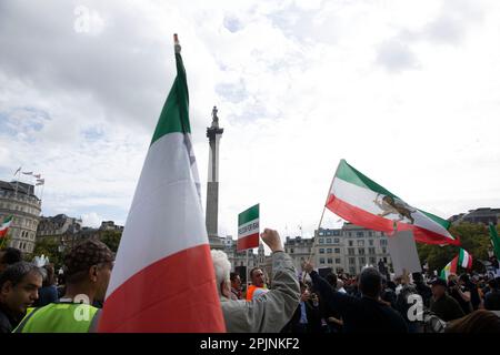 Les participants se réunissent en faveur de la liberté pour les femmes en Iran à la suite du décès de Mahsa Amini à Trafalgar Square, dans le centre de Londres. Banque D'Images