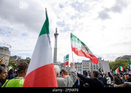 Les participants se réunissent en faveur de la liberté pour les femmes en Iran à la suite du décès de Mahsa Amini à Trafalgar Square, dans le centre de Londres. Banque D'Images