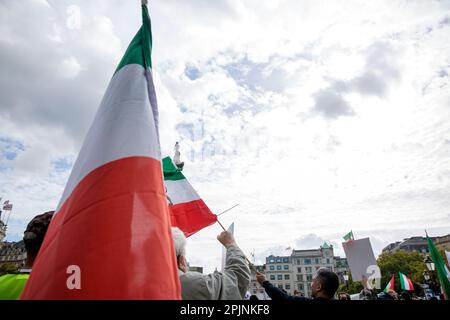 Les participants se réunissent en faveur de la liberté pour les femmes en Iran à la suite du décès de Mahsa Amini à Trafalgar Square, dans le centre de Londres. Banque D'Images