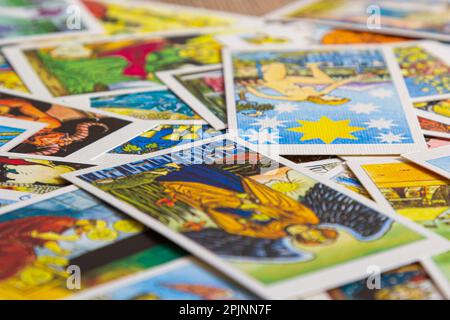 Arrière-plan avec pile de cartes de tarot, le principal pont d'arcana. La magie noire ou le rituel de la magie noire. Effrayant encore la vie avec occulte et ésotérie Banque D'Images