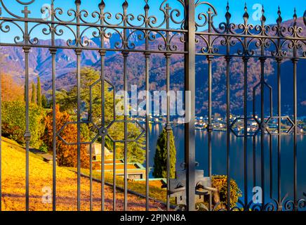 Porte en métal de l'église Santa Maria del Sasso contre le ciel bleu clair sur la montagne en une journée ensoleillée à Morcote, Tessin en Suisse. Banque D'Images