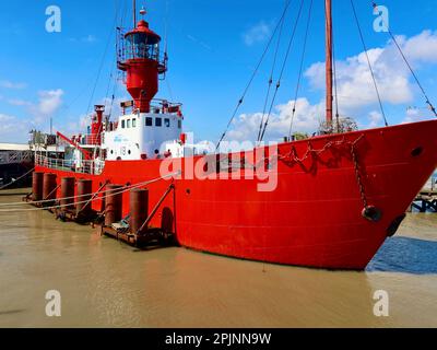 Harwich, Essex, Royaume-Uni - 3 avril 2023 : journée de printemps sur la côte. LV 18 le bateau qui a secoué. Banque D'Images