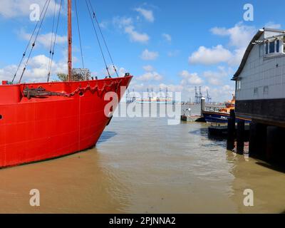 Harwich, Essex, Royaume-Uni - 3 avril 2023 : journée de printemps sur la côte. LV 18 le bateau qui a secoué. Banque D'Images