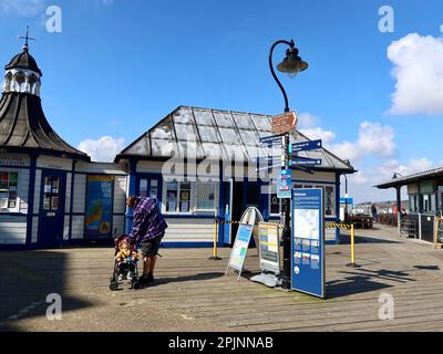 Harwich, Essex, Royaume-Uni - 3 avril 2023 : journée de printemps sur la côte. Ha Penny Pier. Banque D'Images