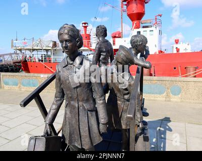 Harwich, Essex, Royaume-Uni - 3 avril 2023 : journée de printemps sur la côte. Mémorial Kindertransport. Banque D'Images