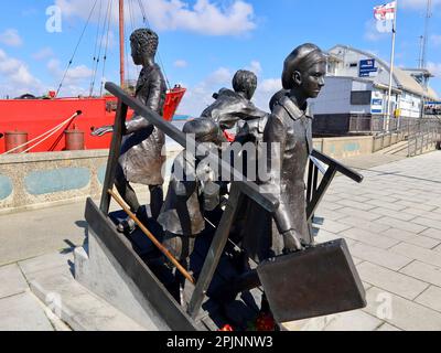 Harwich, Essex, Royaume-Uni - 3 avril 2023 : journée de printemps sur la côte. Mémorial Kindertransport. Banque D'Images