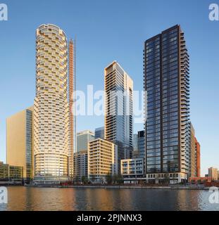 Vue de l'autre côté du quai vers les nouveaux logements résidentiels de Canary Wharf. Wood Wharf, Londres, Royaume-Uni. Architecte : Stanton Williams, 2021. Banque D'Images