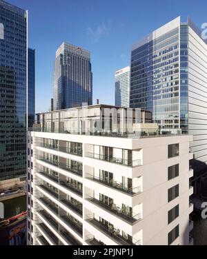 Vue sur l'appartement de grand standing entouré de tours résidentielles. Wood Wharf, Londres, Royaume-Uni. Architecte : Stanton Williams, 2021. Banque D'Images