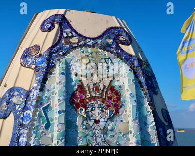 Harwich, Essex, Royaume-Uni - 3 avril 2023 : journée de printemps sur la côte. Esturiana Sirène Mosaic by Fielding, 2018, sur la jetée de Ha Penny. Banque D'Images