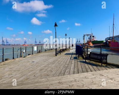 Harwich, Essex, Royaume-Uni - 3 avril 2023 : journée de printemps sur la côte. Ha Penny Pier. Banque D'Images