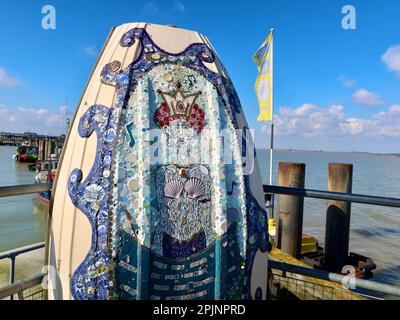 Harwich, Essex, Royaume-Uni - 3 avril 2023 : journée de printemps sur la côte. Esturiana Sirène Mosaic by Fielding, 2018, sur la jetée de Ha Penny. Banque D'Images