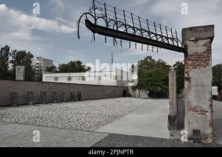 Varsovie Pologne, reste de l'entrée de la porte dans la prison de Pawiak, qui est devenue la plus grande prison politique pendant l'occupation nazie de WW2. Banque D'Images