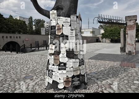 Entrée du musée de la prison de Pawiak à Varsovie en Pologne, arbre commémoratif avec les noms des victimes de l'occupation nazie en WW2. Banque D'Images