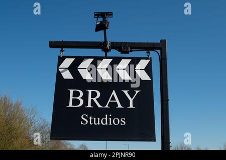 Windsor, Royaume-Uni. 3rd avril 2023. Un incendie a éclaté aujourd'hui dans un bâtiment des studios Bray à Windsor où le tournage du film du Seigneur des anneaux d'Amazone a lieu. Les vestiges d'un bâtiment ont pu être vus et la police de la vallée de la Tamise, ainsi que les moteurs d'incendie du Royal Berkshire Fire and Rescue Service, restent sur place cet après-midi. La cause de l'incendie est inconnue. Crédit : Maureen McLean/Alay Live News Banque D'Images