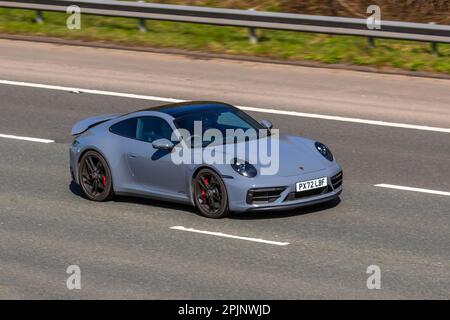 2022 gris PORSCHE 911 CARRERA GTS S-A 2961cc essence 7 rapports manuels ; sur l'autoroute M61, Royaume-Uni Banque D'Images