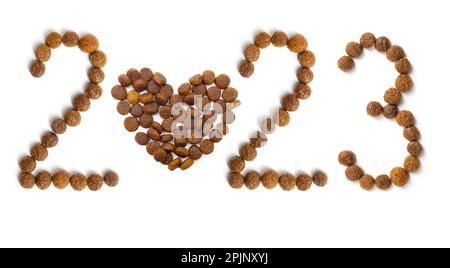 Calendrier 2023 de nourriture sèche pour animaux et forme de coeur à partir de granules croustillants sur fond blanc. Nutrition thérapeutique diététique pour chiens et chats. Favori Banque D'Images