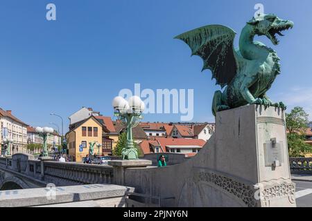 Ljubljana, Slovénie. Dragon de bronze sur le pont du Dragon Art Nouveau. Le dragon de Ljubljana est le symbole de la ville. Le pont a été conçu par un architecte Banque D'Images