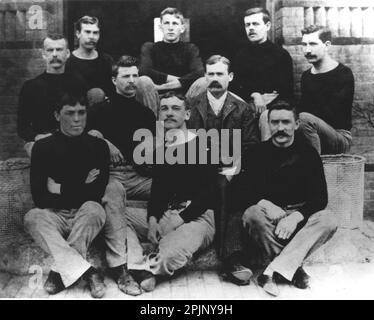 Le Dr James Naismith (portant un costume), instructeur du Springfield College et inventeur du basket-ball, a posé avec la « première équipe ». Le premier match a été joué en 1891 dans le cadre d'une mission donnée à Naismith pour créer un jeu qui pourrait être joué à l'intérieur entre les saisons de football et de baseball, Springfield, ma, 12/1891. (NARA/Springfield College) Banque D'Images