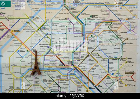 Gros plan du métro de Paris avec une tour Eiffel en haut Banque D'Images