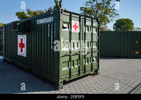 Brno, Tchéquie - 08 octobre 2021: Boîte à conteneurs de l'armée de métal vert - module Stomatologie - avec croix rouge, configuration comme démonstration ambulancier de terrain pendant Banque D'Images