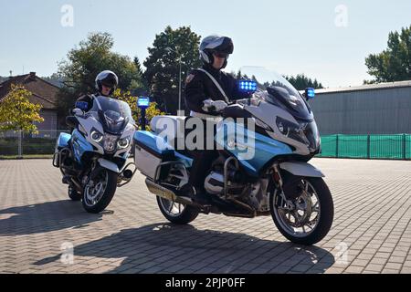 Brno, Tchéquie - 08 octobre 2021: Groupe de la police de grosses motos à conduire lentement, la garde de personnes importantes de transport, pendant la présentation de la tchèque p Banque D'Images