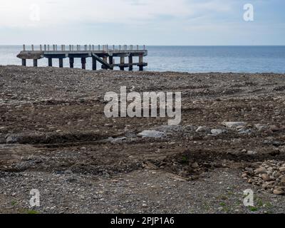 Réparation du remblai de la station balnéaire. Préparation de la saison touristique. Nivellement du sol sur la plage. Travaux de réparation Banque D'Images