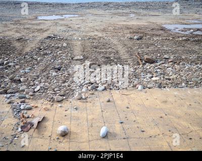 Réparation du remblai de la station balnéaire. Préparation de la saison touristique. Nivellement du sol sur la plage. Travaux de réparation. Banque D'Images