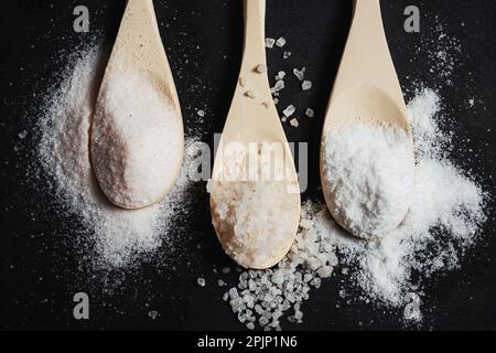 Trois types de sel sur fond noir. Mer, himalaya et sel de table. Banque D'Images