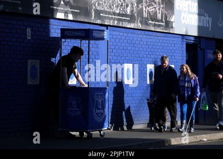 Un programme de match s'arrête à l'extérieur du sol avant le match de la Premier League à Goodison Park, Liverpool. Date de la photo: Lundi 3 avril 2023. Banque D'Images