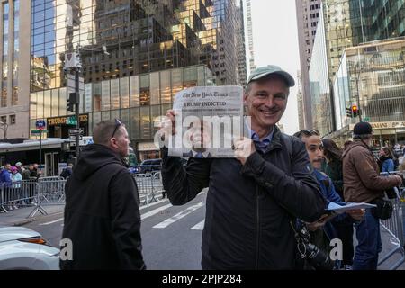 New York, États-Unis. 03rd avril 2023. Un protestant anti-Trump tient un journal du New York Times devant la tour Trump après l'inculpation par grand jury de l'ancien président Donald Trump à New York lundi, 3 avril 2023. Donald Trump a été inculpé jeudi par un grand jury de Manhattan sur plus de 30 chefs d'accusation liés à la fraude d'affaires. Le procureur du district de Manhattan, Alvin Bragg, a enquêté sur l'ancien président en relation avec son rôle présumé dans un programme de monnaie hush. Photo de John Nacion/UPI crédit: UPI/Alamy Live News Banque D'Images