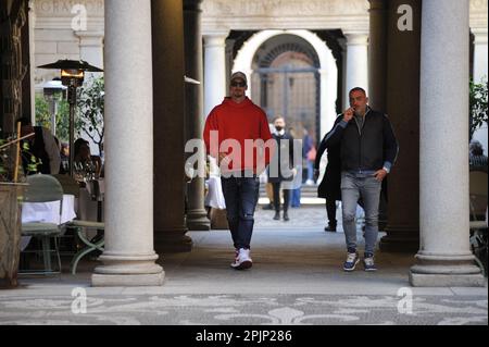 Milan, . 03rd avril 2023. Milan, 03-04-2023 Zlatan Ibrahimovic, attaquant de MILAN et de l'équipe nationale DE SUÈDE, a un déjeuner avec un ami dans un restaurant bien connu dans le centre. Lorsqu'il quitte le 'alulaio di Montenapoleone', il se rend au garage de l'hôtel four Seasons et récupère l'une de ses nombreuses voitures garées pour rentrer chez lui. Crédit : Agence photo indépendante/Alamy Live News Banque D'Images