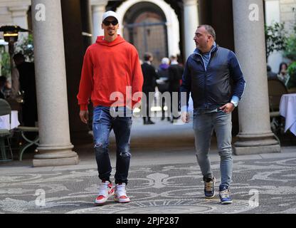 Milan, . 03rd avril 2023. Milan, 03-04-2023 Zlatan Ibrahimovic, attaquant de MILAN et de l'équipe nationale DE SUÈDE, a un déjeuner avec un ami dans un restaurant bien connu dans le centre. Lorsqu'il quitte le 'alulaio di Montenapoleone', il se rend au garage de l'hôtel four Seasons et récupère l'une de ses nombreuses voitures garées pour rentrer chez lui. Crédit : Agence photo indépendante/Alamy Live News Banque D'Images