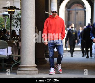 Milan, . 03rd avril 2023. Milan, 03-04-2023 Zlatan Ibrahimovic, attaquant de MILAN et de l'équipe nationale DE SUÈDE, a un déjeuner avec un ami dans un restaurant bien connu dans le centre. Lorsqu'il quitte le 'alulaio di Montenapoleone', il se rend au garage de l'hôtel four Seasons et récupère l'une de ses nombreuses voitures garées pour rentrer chez lui. Crédit : Agence photo indépendante/Alamy Live News Banque D'Images