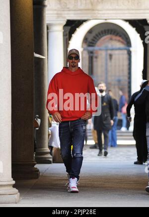 Milan, . 03rd avril 2023. Milan, 03-04-2023 Zlatan Ibrahimovic, attaquant de MILAN et de l'équipe nationale DE SUÈDE, a un déjeuner avec un ami dans un restaurant bien connu dans le centre. Lorsqu'il quitte le 'alulaio di Montenapoleone', il se rend au garage de l'hôtel four Seasons et récupère l'une de ses nombreuses voitures garées pour rentrer chez lui. Crédit : Agence photo indépendante/Alamy Live News Banque D'Images