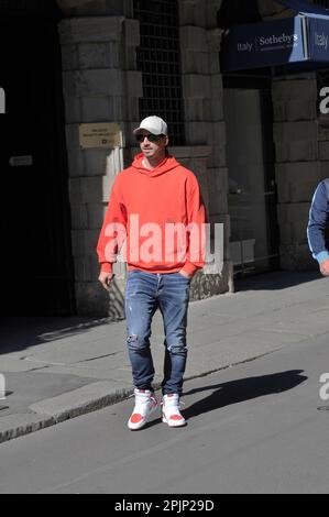 Milan, . 03rd avril 2023. Milan, 03-04-2023 Zlatan Ibrahimovic, attaquant de MILAN et de l'équipe nationale DE SUÈDE, a un déjeuner avec un ami dans un restaurant bien connu dans le centre. Lorsqu'il quitte le 'alulaio di Montenapoleone', il se rend au garage de l'hôtel four Seasons et récupère l'une de ses nombreuses voitures garées pour rentrer chez lui. Crédit : Agence photo indépendante/Alamy Live News Banque D'Images