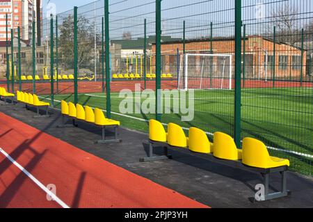 Aire de jeux multifonctionnelle moderne en plein air, située près du stade Banque D'Images