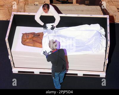 Paris, France. 03rd avril 2023. Le sarcophage de Ramses II est sorti d'une caisse de transport dans la Grande Halle de la Villette. L'important dirigeant de l'Égypte antique sera exposé à Paris dans le cadre de l'exposition itinérante « Ramses et l'Or des pharaons ». Credit: Sabine Glaubitz/dpa/Alay Live News Banque D'Images