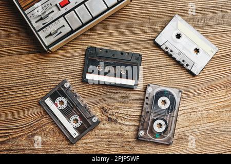 Cassettes compactes et magnétophone à cassette sur table en bois. Style de musique rétro. fête musicale des années 80. Style vintage. Équipement analogique. Son stéréo Banque D'Images