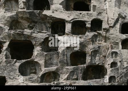 Les grottes de Longmen sont une série de sanctuaires rocheux dans lesquels les sujets bouddhistes sont représentés, un site classé au patrimoine de l'UNESCO est l'un des sites les plus célèbres de Chin Banque D'Images