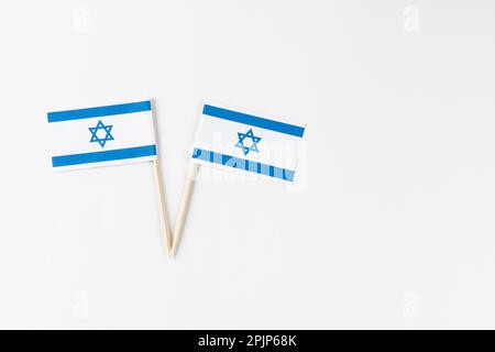 Gros plan de deux drapeaux d'israël avec espace de copie sur fond blanc Banque D'Images