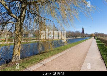 Jardins Punblic Koenigswesen avec cathédrale, ville du Schleswig sur le fjord de Schlei, Schleswig-Holstein, Allemagne du Nord, Europe centrale Banque D'Images