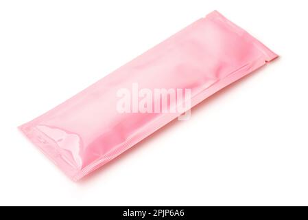 Sachet plastique d'emballage blanc rose isolé sur blanc Banque D'Images