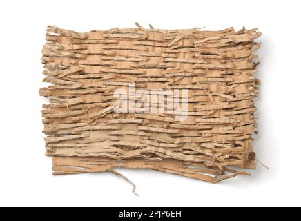 Vue de dessus du mastic d'emballage en carton ondulé déchiqueté isolé sur blanc Banque D'Images