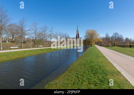 Jardins Punblic Koenigswesen avec cathédrale, ville du Schleswig sur le fjord de Schlei, Schleswig-Holstein, Allemagne du Nord, Europe centrale Banque D'Images