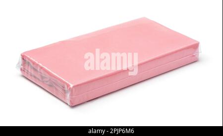 Draps de lit en coton rose pliés dans un sac en plastique transparent isolé sur du blanc Banque D'Images