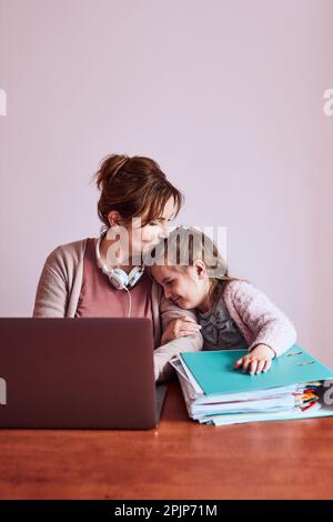 Femme qui parle à distance pendant un appel vidéo par chat sur un ordinateur portable depuis sa maison. Femme assise à un bureau devant un ordinateur regardant des Banque D'Images